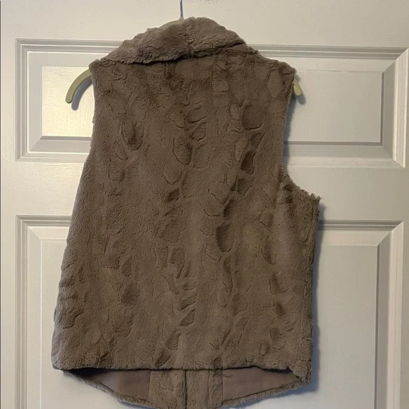 Jack by BB Dakota Taupe Faux Fur Vest - Picture 4 of 4
